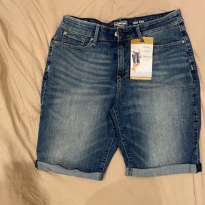 Mid rise Bermuda shorts. BRAND NEW